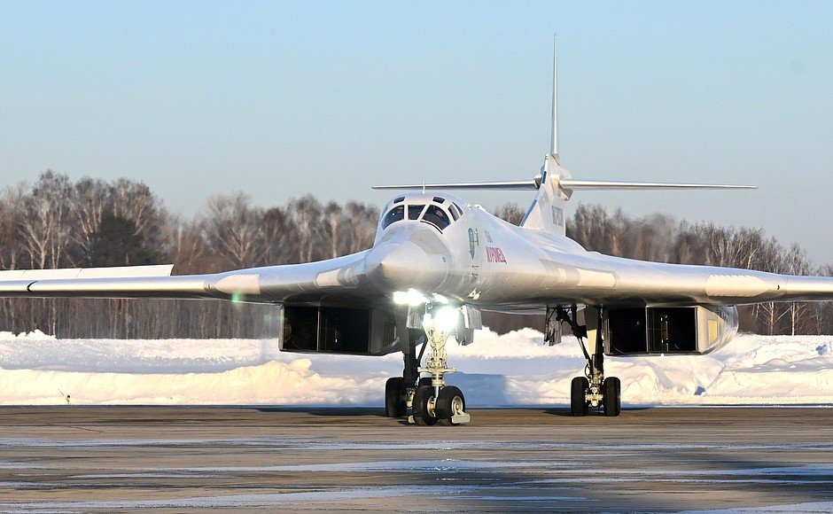 Putin sendet eine Warnung an den Westen: Er flog mit der „Tu-160M“, die nukleare Waffen tragen kann