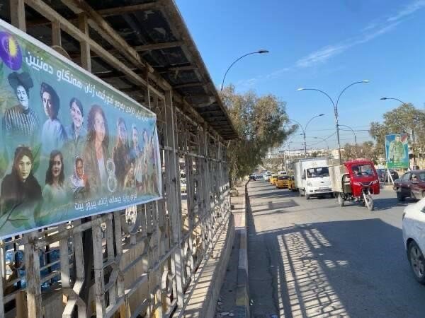 Die terroristische Organisation PKK hat im Zentrum von Kirkuk ein Banner mit Fotos von Terroristen aufgehängt