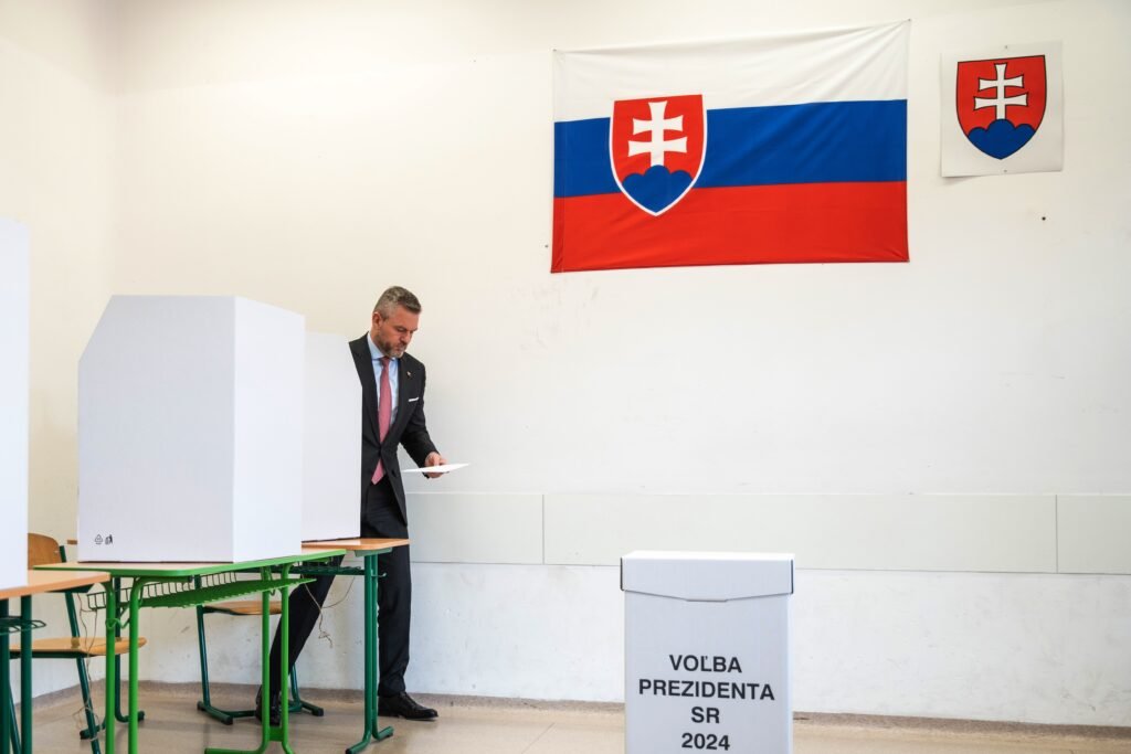 In der Slowakei sind die Menschen zur Präsidentschaftswahl an den Wahlurnen