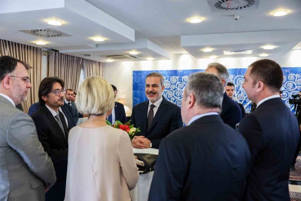 Der Außenminister Hakan Fidan traf sich in Pakistan mit türkischen Geschäftsleuten und Vertretern von Institutionen