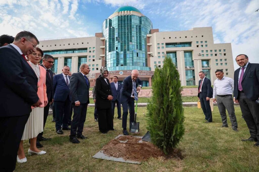 Der Präsident der Großen Nationalversammlung der Türkei, Numan Kurtulmuş, besuchte eine Universität in Kasachstan