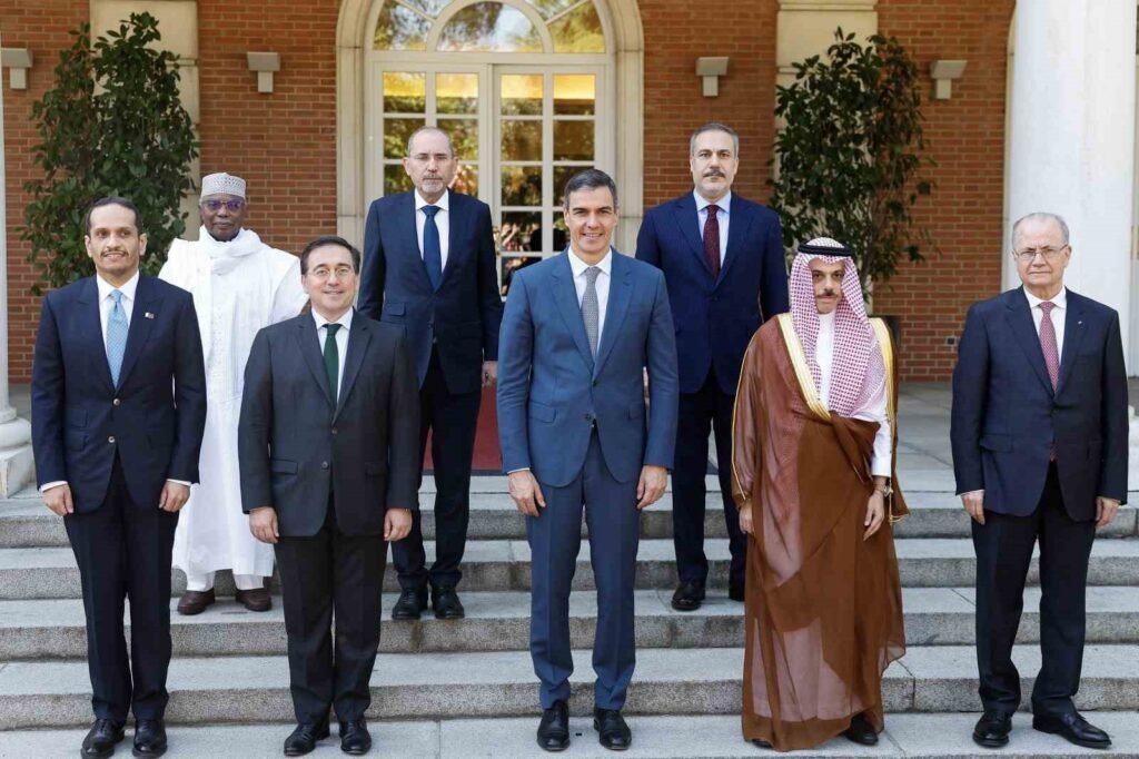 Der spanische Ministerpräsident Pedro Sánchez hat sich mit Mitgliedern der Organisation für Islamische Zusammenarbeit und der Arabischen Liga Gazastreitgruppe getroffen