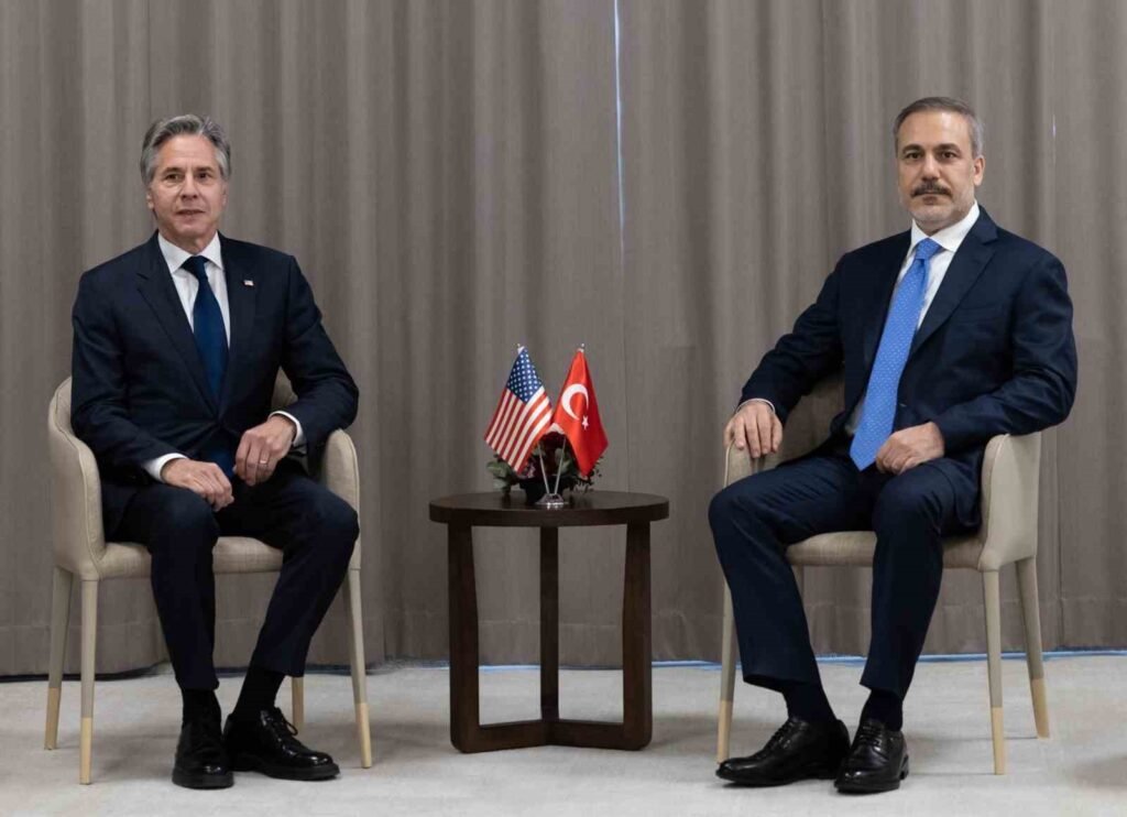 Dışişleri Bakanı Hakan Fidan traf NATO-Ministertreffen mit dem US-Außenminister zusammen und nahm an einem Treffen der Außenminister in Prag teil