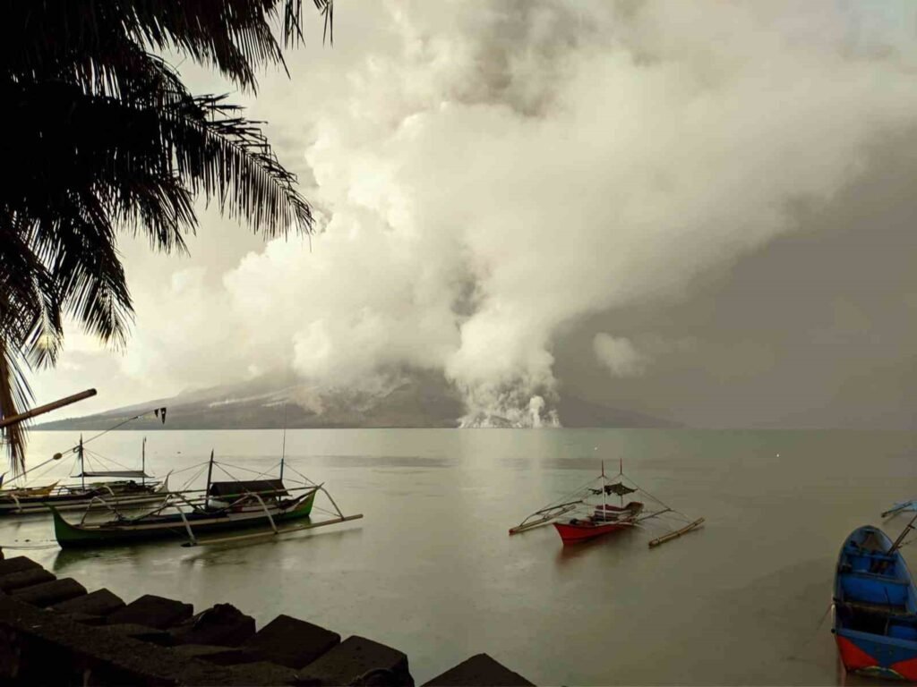 Eruption am Vulkan Ruang in Indonesien