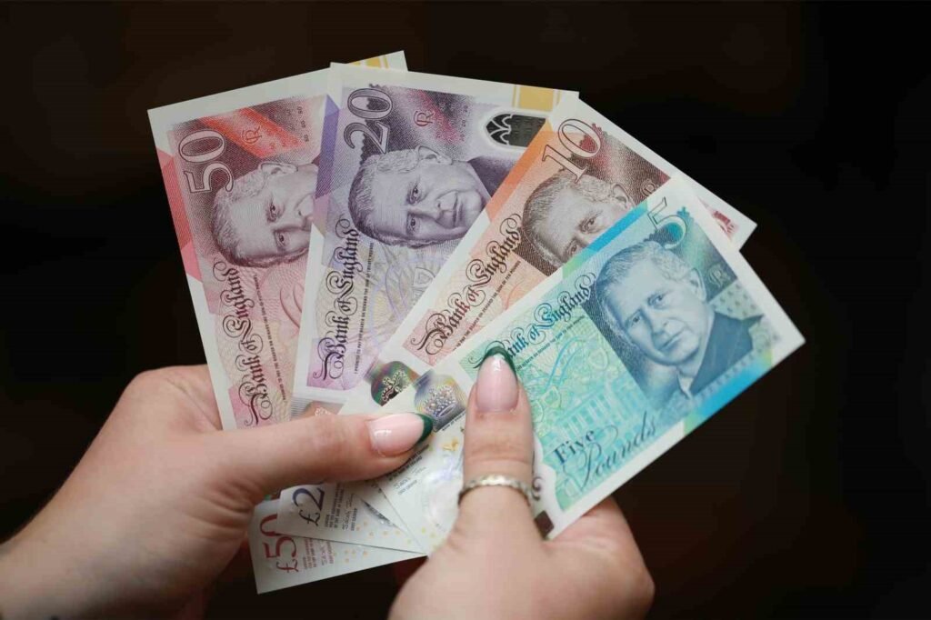 Der Porträt des britischen Königs Charles II. auf den Banknoten!