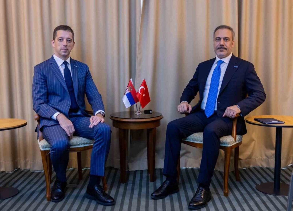 Die Arbeit des türkischen Außenministers Hakan Fidan im Rahmen der Beziehungen zu Serbien und Nordmazedonien