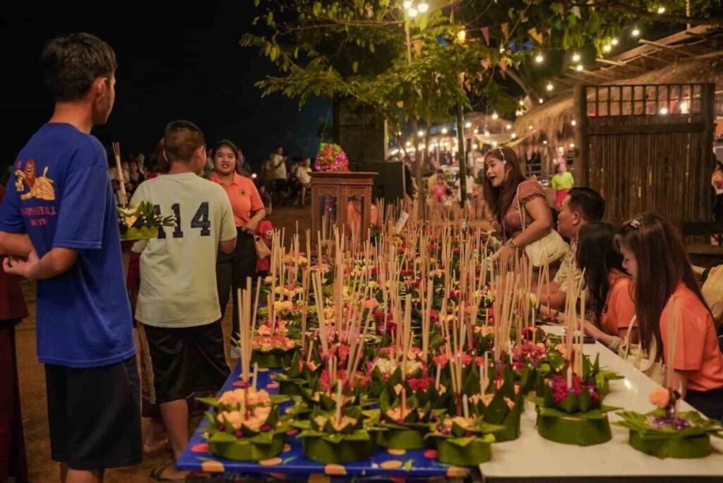 Das bunte Loy Krathong Festival in Thailand wurde feierlich gefeiert.