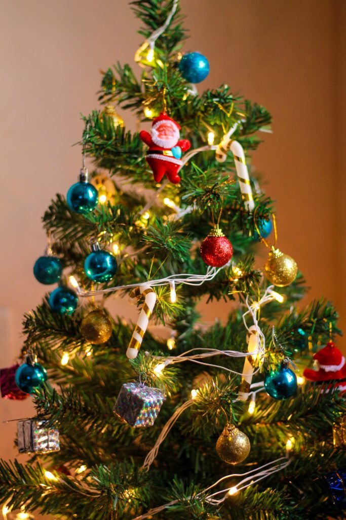 Podando el Árbol: La Rica Historia de las Decoraciones Navideñas