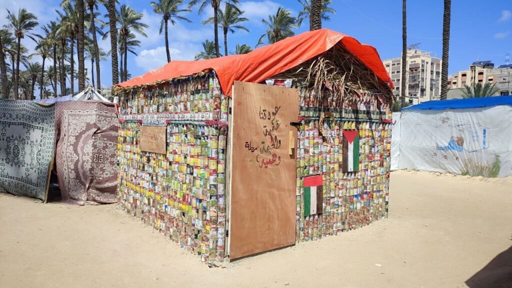 Construyeron una tienda con 3,000 latas de conserva vacías para los desplazados en la Franja de Gaza