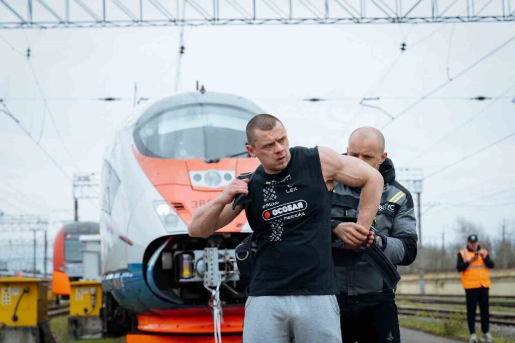 El atleta ruso Denis Vovk estableció un récord mundial al arrastrar un tren en San Petersburgo