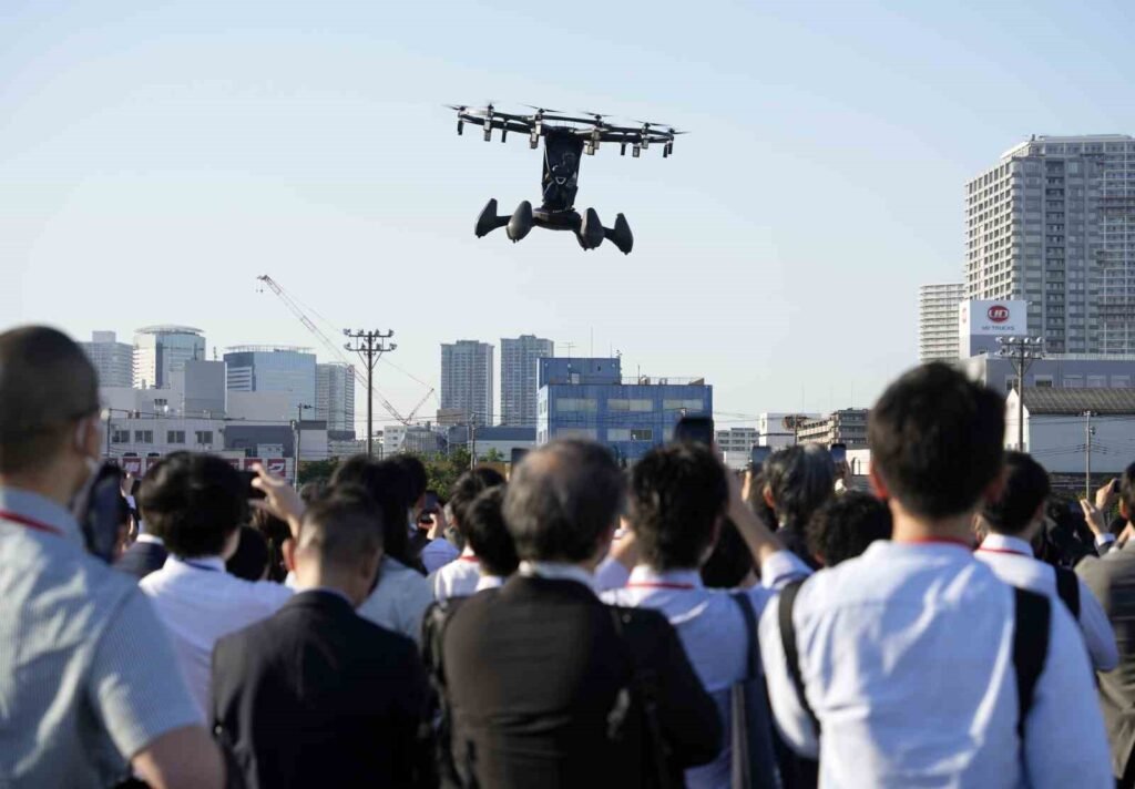 El coche volador HEXA hizo una demostración en la feria de tecnología en Tokio