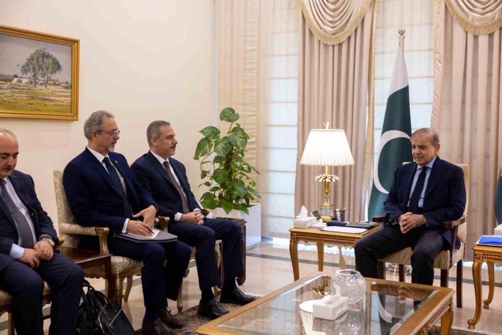 El Ministro de Relaciones Exteriores, Hakan Fidan, se reunió con el Primer Ministro en el marco de su visita a Pakistán