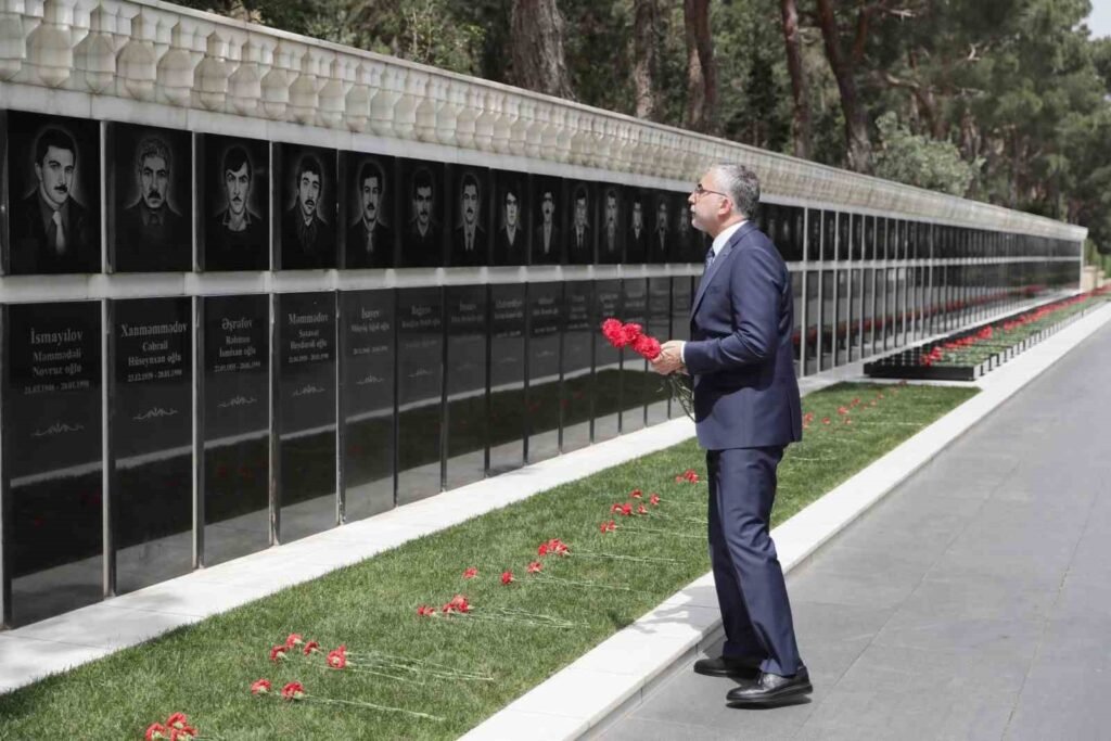 El Ministro de Trabajo, Işıkhan, visitó tumbas y monumentos conmemorativos en Azerbaiyán