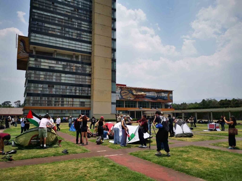 Estudiantes en México montan un campamento de tiendas en apoyo a los palestinos