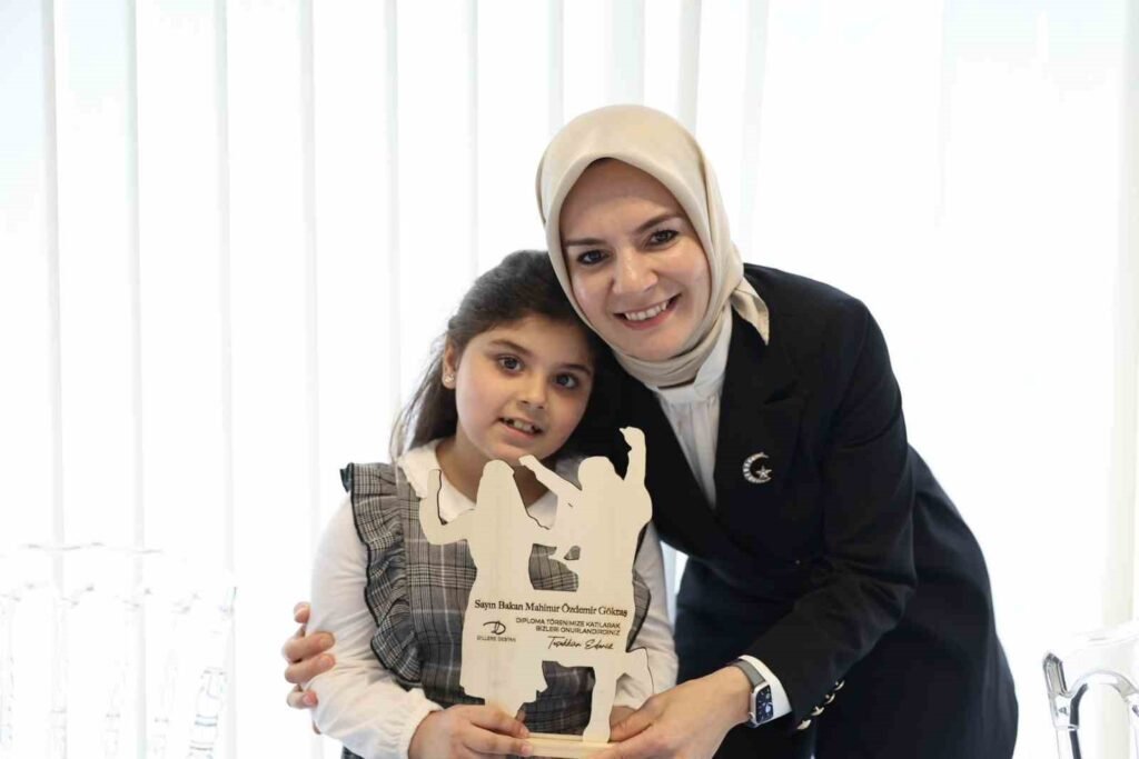La Ministra de Familia y Servicios Sociales, Mahinur Özdemir Göktaş, visita Bélgica para la ceremonia de entrega de diplomas de danzas folclóricas