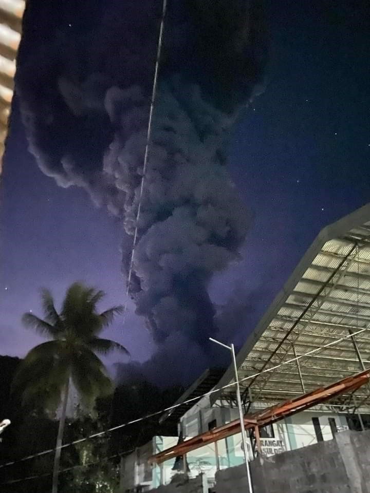 Erupción y aumento del nivel de alerta en el volcán Kanlaon en Filipinas
