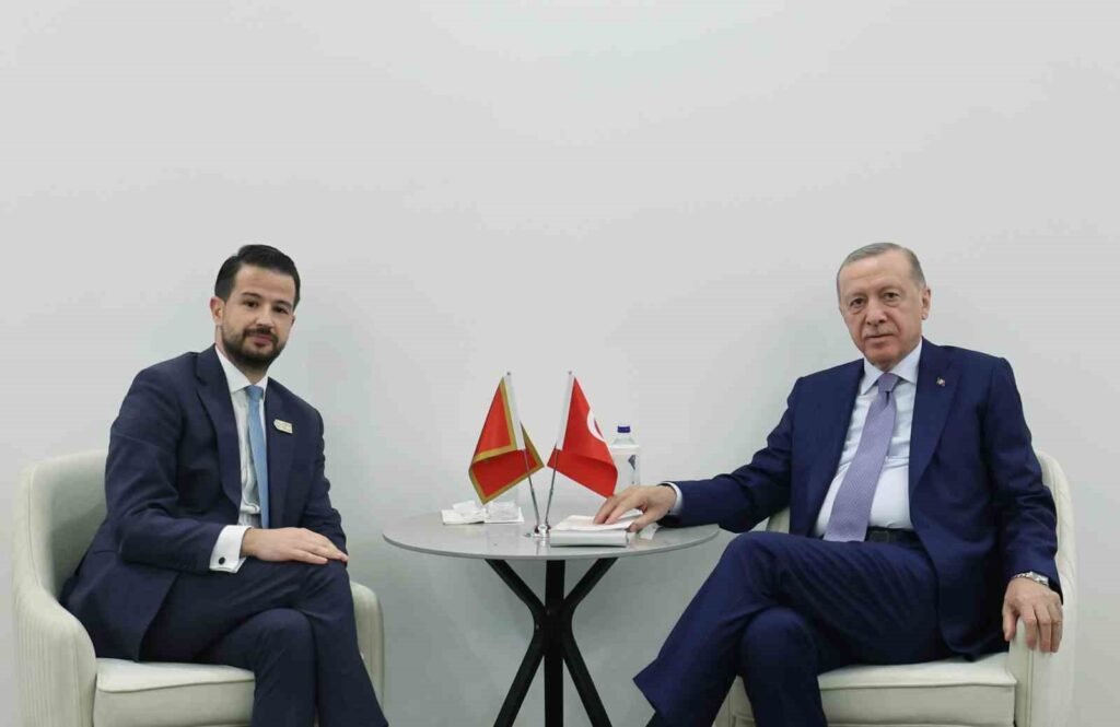 El presidente Erdoğan se reunió con el presidente de Montenegro en Bakú.