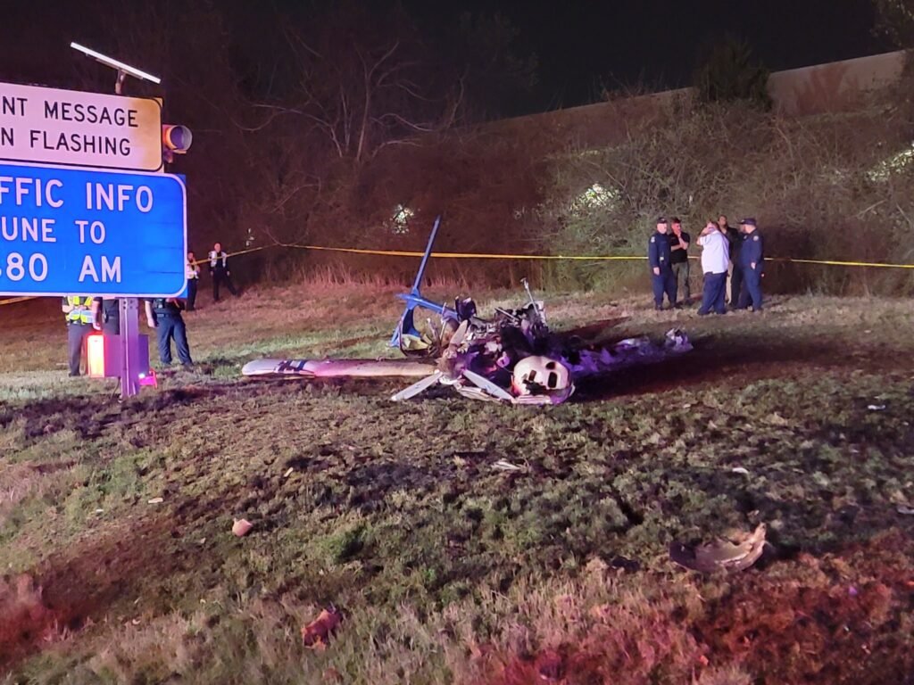 Un petit avion s’est écrasé sur le côté de l’autoroute aux États-Unis : 5 morts