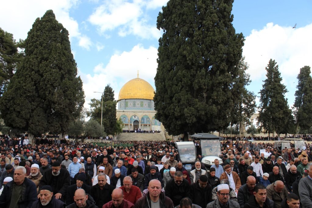 La première prière du vendredi du Ramadan a été effectuée avec 40 000 musulmans à la mosquée Al-Aqsa