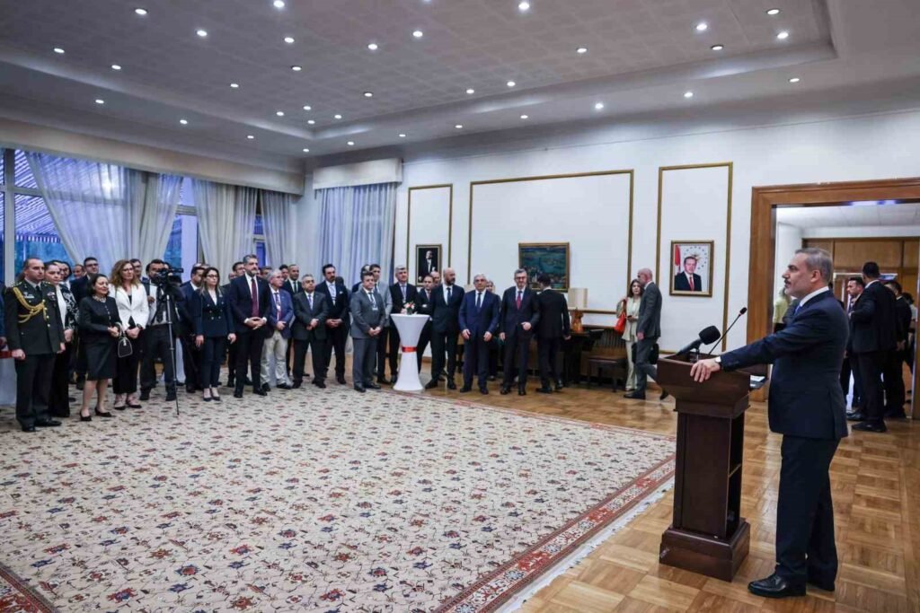 Le ministre des Affaires étrangères Hakan Fidan rencontre en Chine