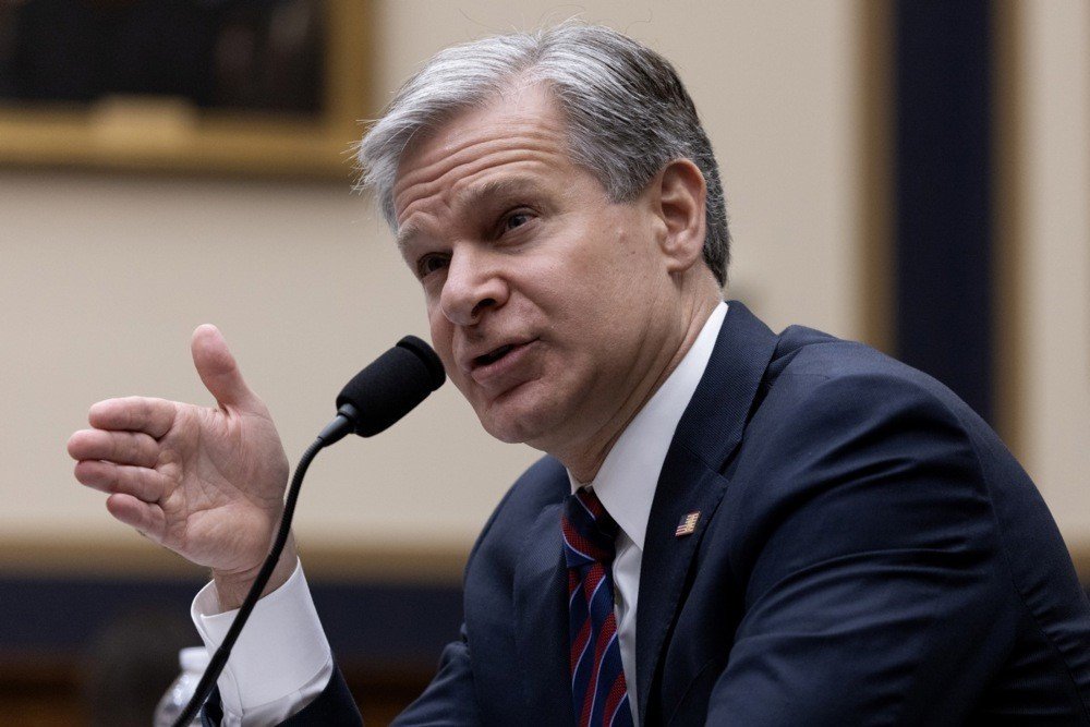 Le directeur du FBI, Wray, a révélé une tentative d’assassinat contre Trump
