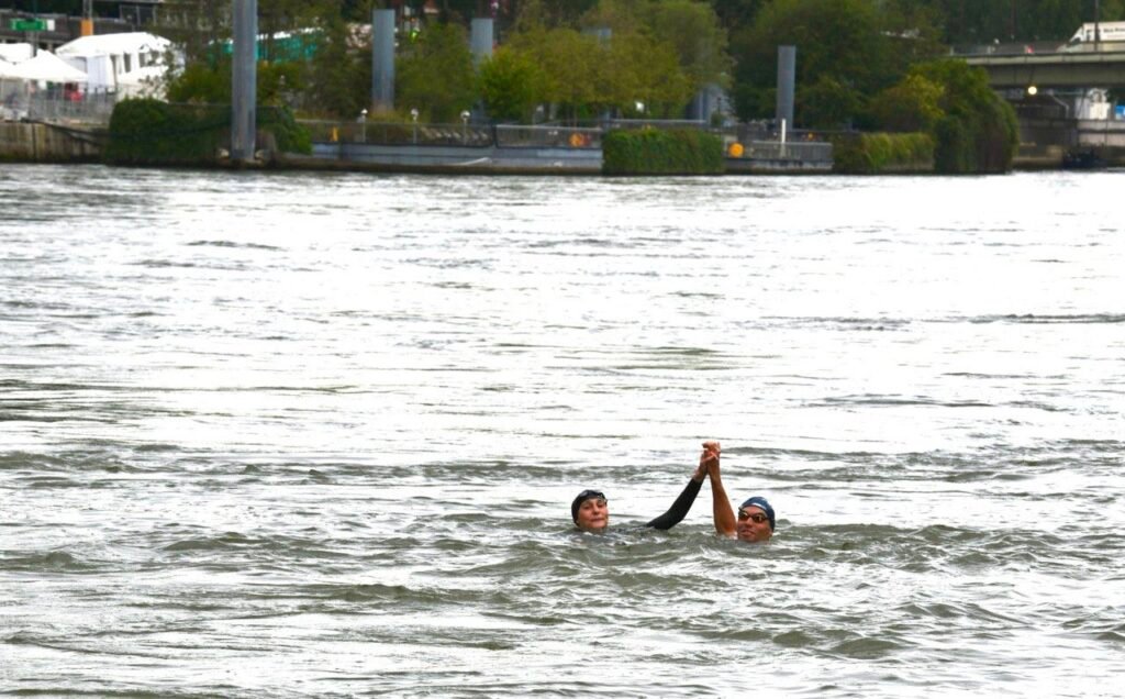 Le ministre des Sports de la France a nagé dans la rivière Sene
