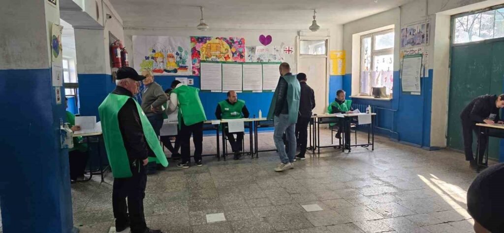 Les élections parlementaires ont commencé en Géorgie : Premier vote électronique et luttes politiques.