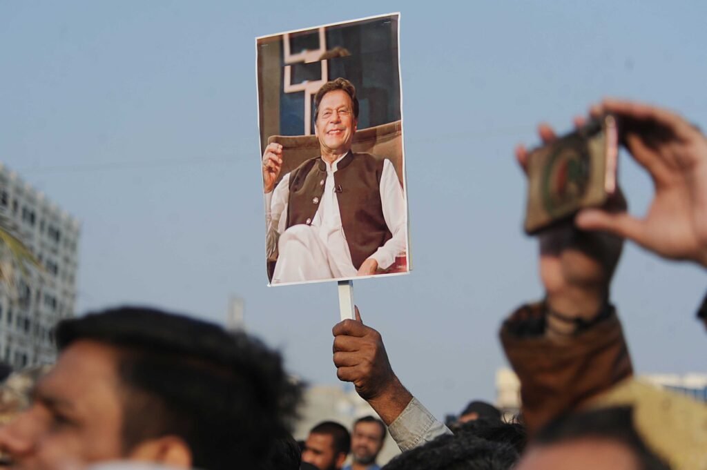 L’ex primo ministro Khan e il ministro degli Esteri Qureshi condannati a 10 anni di prigione in Pakistan
