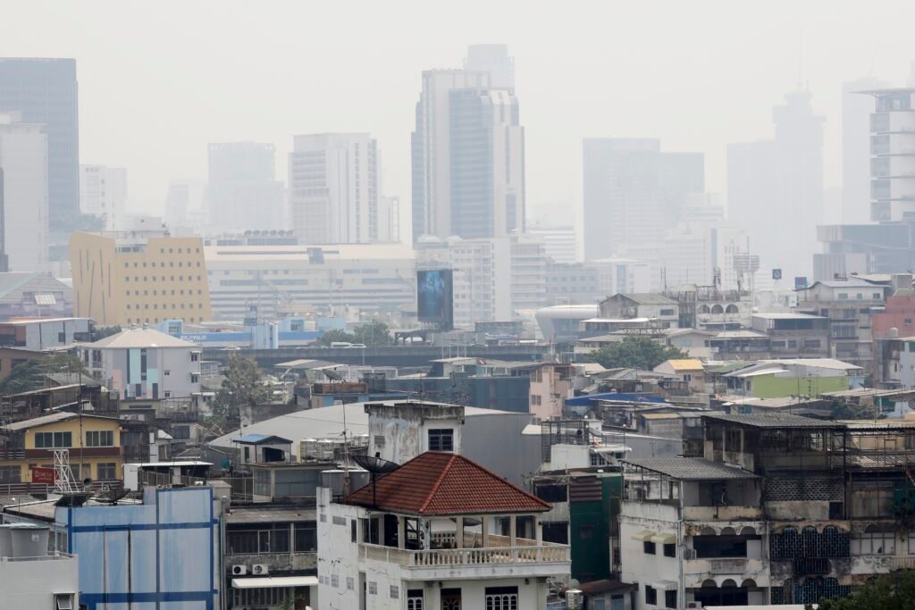 Inquinamento atmosferico in Thailandia: Istituzioni istruite a lavorare da casa