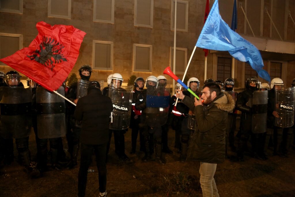 Attacco con cocktail Molotov al palazzo del governo da parte dell’opposizione in Albania