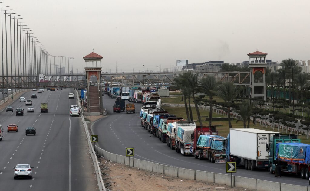 I convogli di camion di aiuti in attesa di entrare a Gaza hanno creato code lunghe chilometri