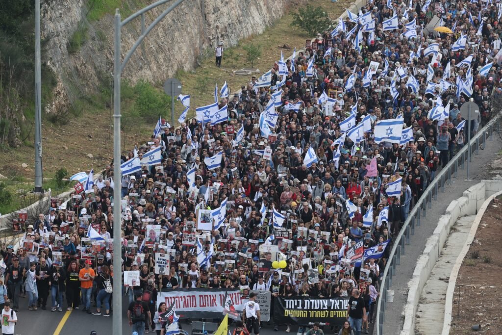 Migliaia di manifestanti in Israele stanno marciando verso la residenza del Primo Ministro a Gerusalemme