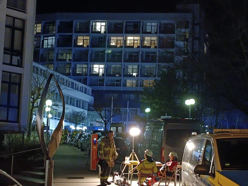 Una donna di 65 anni in Germania ha acceso una torcia e si è barricata in una stanza dell’ospedale
