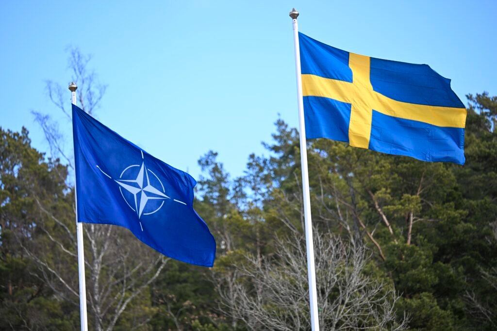 La bandiera svedese è stata issata presso il quartier generale della NATO