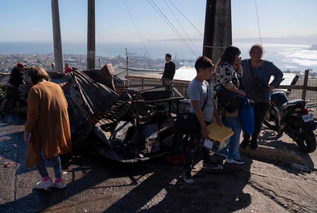 2 persone sono morte, 20 case sono state ridotte in cenere nell’incendio forestale in Cile