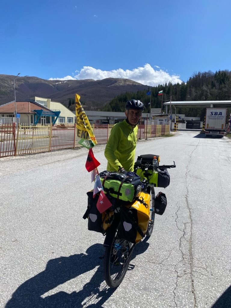 Si sono messi in viaggio da Skopje, la capitale della Macedonia del Nord, per adempiere ai loro doveri di Hajj