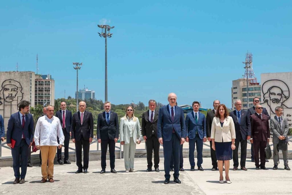 Il Presidente del Parlamento turco, Numan Kurtulmuş, ha visitato il Monumento a Jose Marti a Cuba