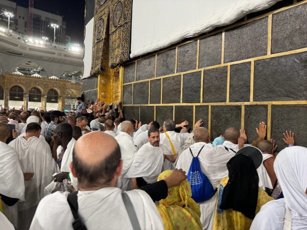 I candidati all’Hajj visitano la Kaaba
