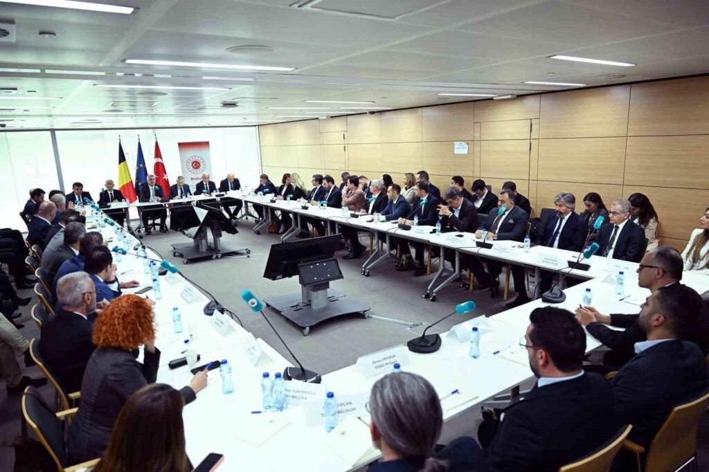 Il Ministro del Commercio Ömer Bolat si è incontrato con i membri del Consiglio Mondiale degli Affari dei Turchi (DTİK) in Belgio