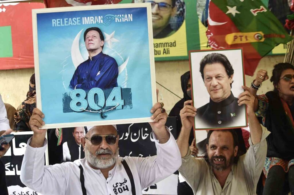 Imran Khan assolto dal caso di rivelazione di segreti di Stato