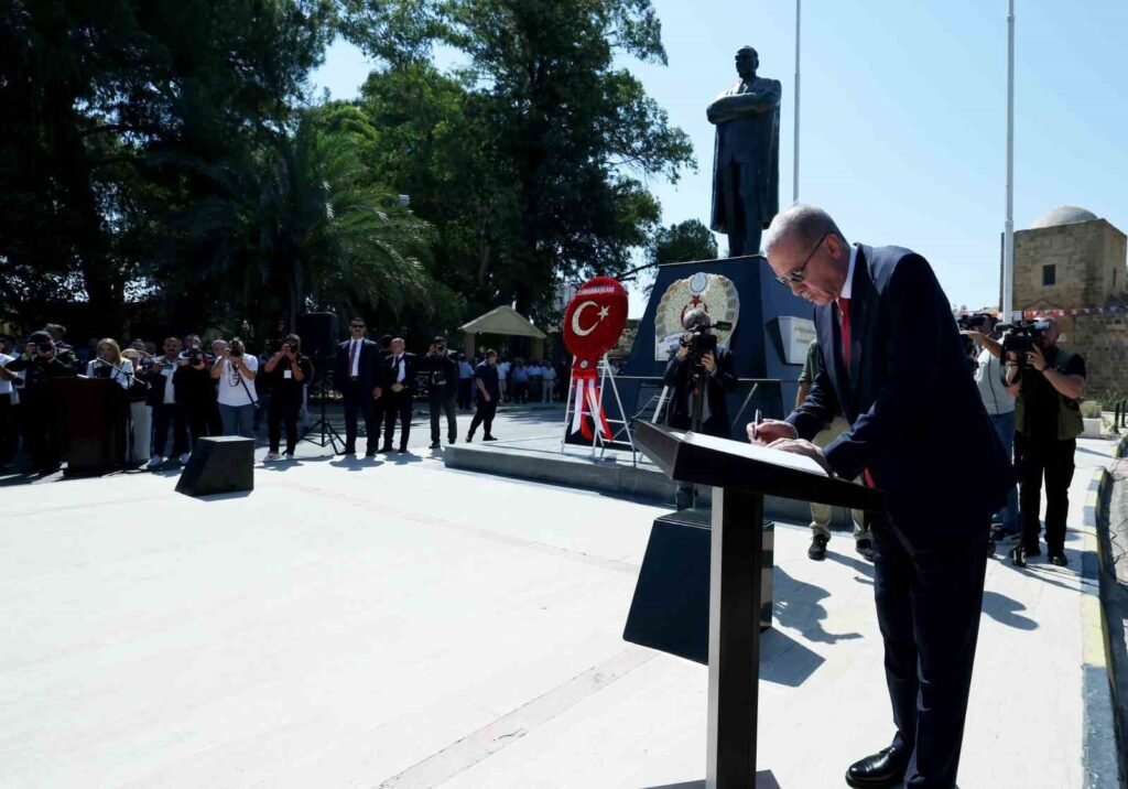 Il presidente Erdoğan ha deposto una corona al Monumento di Atatürk nel 50° anniversario dell’Operazione di Pace di Cipro