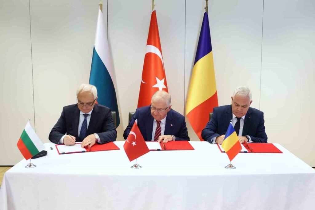 È stata firmata una lettera di intenti per la cooperazione militare tra Turchia, Romania e Bulgaria in Belgio