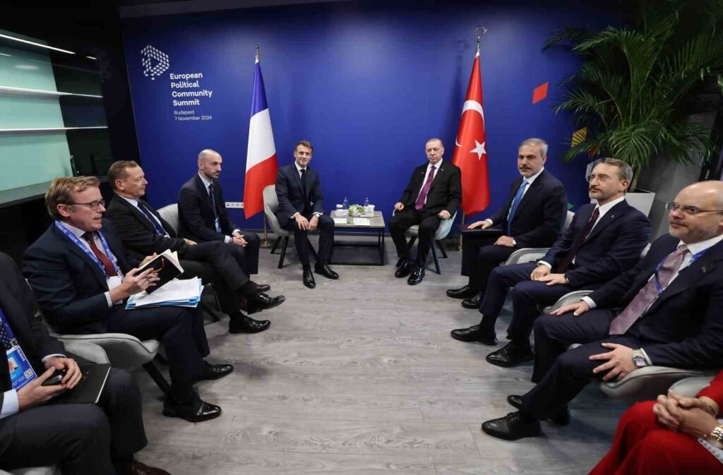 Il presidente Erdoğan ha incontrato Macron a Budapest.