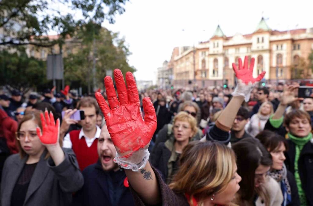 Proteste e processo di indagine dopo l’incidente nella stazione ferroviaria in Serbia