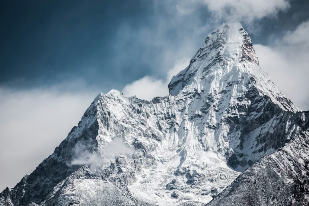 Mount Everest starts to “stink”: Approximately 3 tons of feces