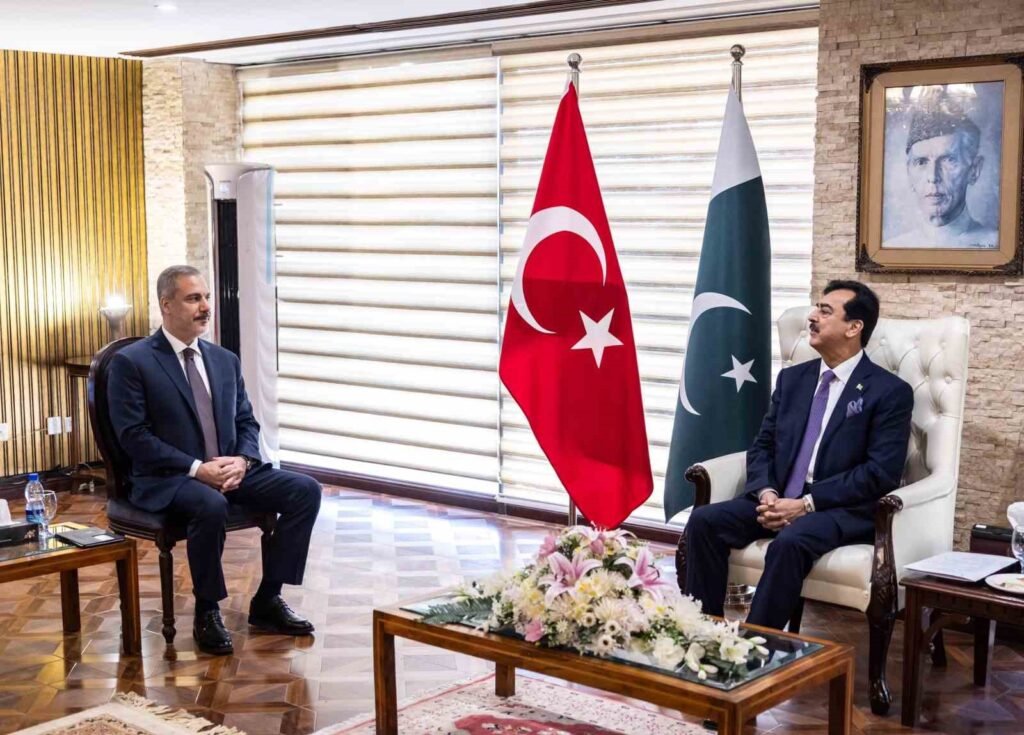 Minister of Foreign Affairs Fidan met with the President of the Pakistan Senate, Gilani